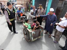 BERKAH ZAKAT. Ribuan penarik becak di Kota Makassar menikmati berkah zakat, Senin (28/5). Mereka antre di Jalan Mairo Makassar untuk mendapatkan pembagian zakat. Zakat sungguh bermakna. Nurhadi-Fajar