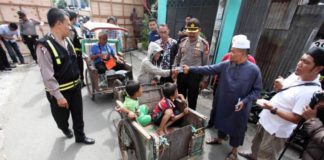 Zakat Fitrah Bisa Disalurkan Melalui UPZ BERKAH ZAKAT. Ribuan penarik becak di Kota Makassar menikmati berkah zakat, Senin (28/5). Mereka antre di Jalan Mairo Makassar untuk mendapatkan pembagian zakat. Zakat sungguh bermakna. Nurhadi-Fajar