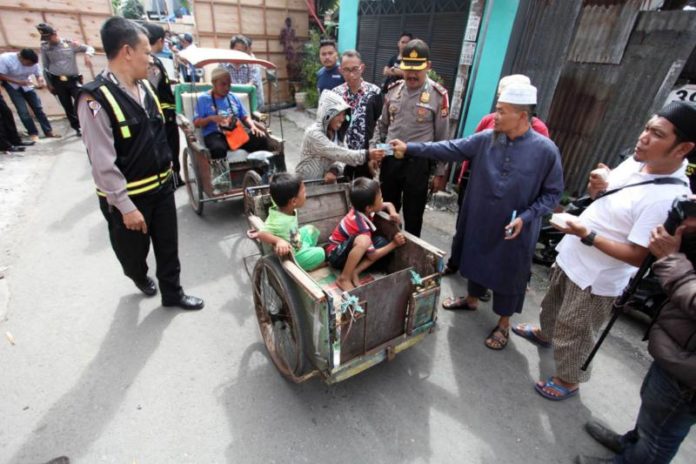 BERKAH ZAKAT. Ribuan penarik becak di Kota Makassar menikmati berkah zakat, Senin (28/5). Mereka antre di Jalan Mairo Makassar untuk mendapatkan pembagian zakat. Zakat sungguh bermakna. Nurhadi-Fajar