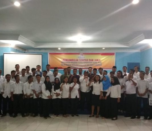 Awasi Kemungkinan Pemilih Gelap PEMILIH GELAP. Ketua Panwaslu Kabupaten Sekadau, Nur Soleh foto bersama Petugas Pengawas TPS disela pelantikan, Sabtu (2/6). Pengawas TPS akan memantau potensi pemilih gelap selama masa pencoblosan Pemilihan Gubernur-Wakil Gubernur Kalbar, 27 Juni 2018 mendatang. Panwaslu Sekadau for Rakyat KalbarTeks: Abdu Syukri