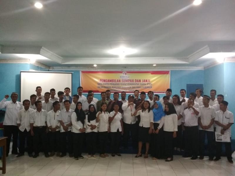 PEMILIH GELAP. Ketua Panwaslu Kabupaten Sekadau, Nur Soleh foto bersama Petugas Pengawas TPS disela pelantikan, Sabtu (2/6). Pengawas TPS akan memantau potensi pemilih gelap selama masa pencoblosan Pemilihan Gubernur-Wakil Gubernur Kalbar, 27 Juni 2018 mendatang. Panwaslu Sekadau for Rakyat KalbarTeks: Abdu Syukri