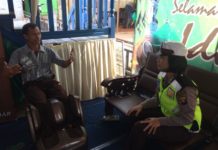 Lelah Perjalanan Mudik, Pijat Refleksi Dulu REFLEKSI. Polwan Polresta Melawi melayani seorang pengemudi yang melakukan pijat refleksi di kursi pijat, Minggu (10/6). Dedi Irawan-RK