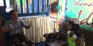 Lelah Perjalanan Mudik, Pijat Refleksi Dulu REFLEKSI. Polwan Polresta Melawi melayani seorang pengemudi yang melakukan pijat refleksi di kursi pijat, Minggu (10/6). Dedi Irawan-RK