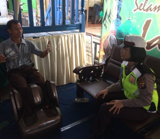 Lelah Perjalanan Mudik, Pijat Refleksi Dulu REFLEKSI. Polwan Polresta Melawi melayani seorang pengemudi yang melakukan pijat refleksi di kursi pijat, Minggu (10/6). Dedi Irawan-RK