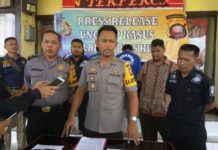 Polres Kapuas Hulu Tangkap 20 Tersangka Narkoba PRES RELEASE. Kapolres Kapuas Hulu AKBP Imam Riyadi menjelaskan kronologis pengungkapan kasus narkoba di halaman Mapolres, Selasa (5/6)-- Andreas/RK