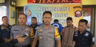 Polres Kapuas Hulu Tangkap 20 Tersangka Narkoba PRES RELEASE. Kapolres Kapuas Hulu AKBP Imam Riyadi menjelaskan kronologis pengungkapan kasus narkoba di halaman Mapolres, Selasa (5/6)-- Andreas/RK