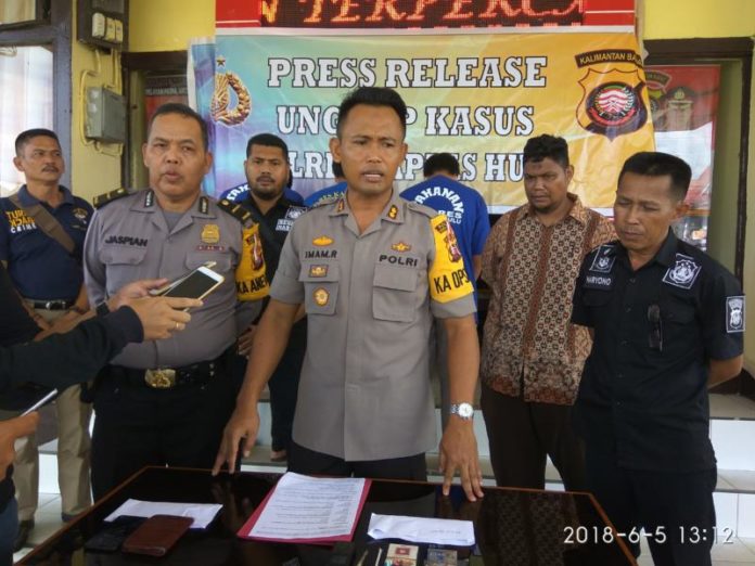 PRES RELEASE. Kapolres Kapuas Hulu AKBP Imam Riyadi menjelaskan kronologis pengungkapan kasus narkoba di halaman Mapolres, Selasa (5/6)-- Andreas/RK