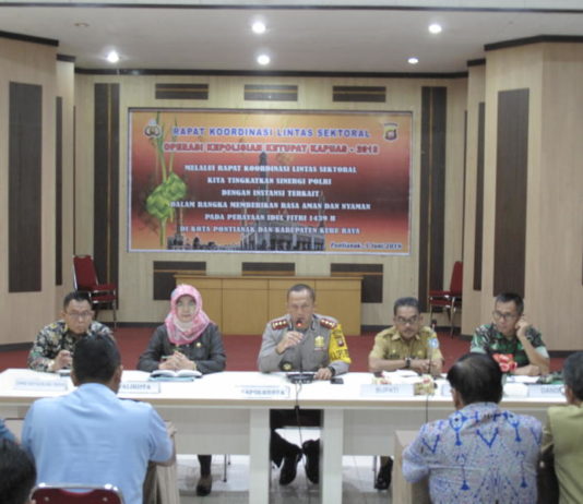 Kapolresta Belum Beri Rekomendasi Takbir Keliling RAKOR. AKBP Wawan Kristyanto (tengah) bersama lainnya melaksanakan Rakor Lintas Sektoral Operasi Kepolisian Ketupat Kapuas 2018 di Aula Mapolresta Pontianak, Selasa (5/6). Maulidi Murni-RK