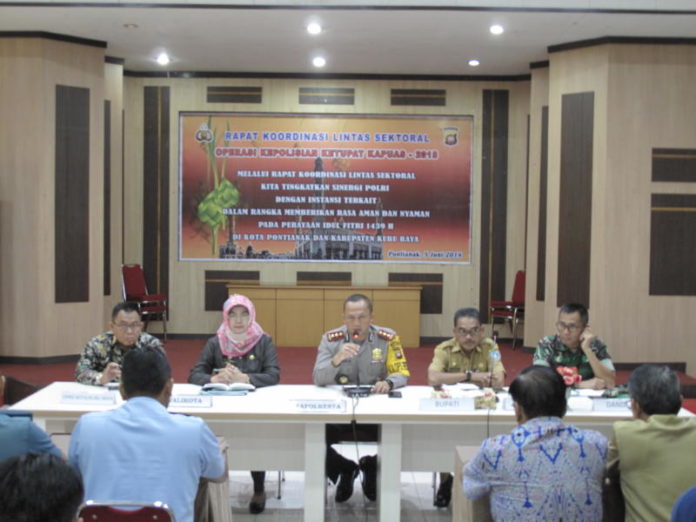 RAKOR. AKBP Wawan Kristyanto (tengah) bersama lainnya melaksanakan Rakor Lintas Sektoral Operasi Kepolisian Ketupat Kapuas 2018 di Aula Mapolresta Pontianak, Selasa (5/6). Maulidi Murni-RK