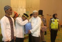 PHRI Santuni Anak Yatim SANTUNAN. Yuliardi Qamal menyerahkan bingkisan kepada sejumlah anak panti asuhan dalam kegiatan penutupan Safari Ramadan 2018 yang digelar di Hotel Harris Pontianak, Jumat (8/6). PHRI for RK