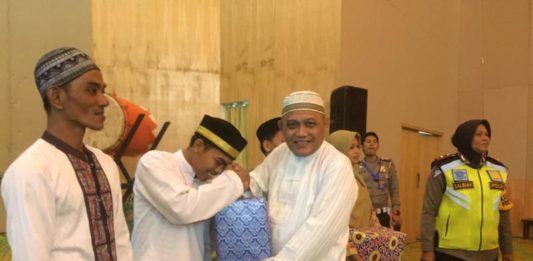 PHRI Santuni Anak Yatim SANTUNAN. Yuliardi Qamal menyerahkan bingkisan kepada sejumlah anak panti asuhan dalam kegiatan penutupan Safari Ramadan 2018 yang digelar di Hotel Harris Pontianak, Jumat (8/6). PHRI for RK