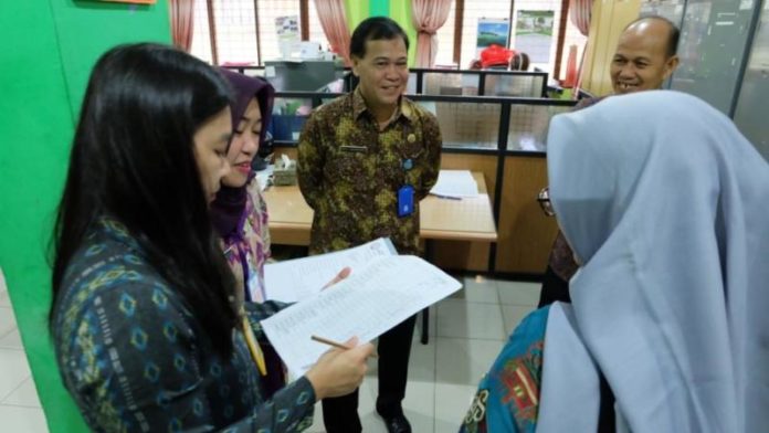 SIDAK. Tim inspeksi mendadak melakukan pemantauan ASN di salah satu dinas lingkungan Pemkot Pontianak pada saat hari pertama masuk kerja usai cuti Lebaran, Kamis (21/6). Humas Pemkot for RK