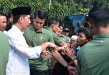 Kejutan Dari Wartawan, Anggrek Bulan dari Wapres BLUSUKAN SAAT ULTAH. Presiden Joko Widodo yang berulang tahun blusukan meninjau pembangunan landasan pacu baru sekaligus meninjau arus balik Lebaran di Bandara Internasional Soekarno-Hatta, Cengkareng, Tangerang, Banten, Kamis (21/6) pagi. SETKAB.GO.ID