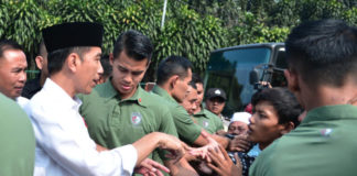 Kejutan Dari Wartawan, Anggrek Bulan dari Wapres BLUSUKAN SAAT ULTAH. Presiden Joko Widodo yang berulang tahun blusukan meninjau pembangunan landasan pacu baru sekaligus meninjau arus balik Lebaran di Bandara Internasional Soekarno-Hatta, Cengkareng, Tangerang, Banten, Kamis (21/6) pagi. SETKAB.GO.ID