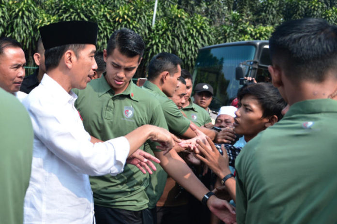 BLUSUKAN SAAT ULTAH. Presiden Joko Widodo yang berulang tahun blusukan meninjau pembangunan landasan pacu baru sekaligus meninjau arus balik Lebaran di Bandara Internasional Soekarno-Hatta, Cengkareng, Tangerang, Banten, Kamis (21/6) pagi. SETKAB.GO.ID