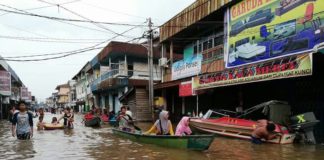 Banjir Masih Menerjang Melawi TRANSPOTASI AIR DI DARATAN. Banjir melanda pasar Laja Desa Paal, Nanga Pinoh, Melawi, Minggu (3/6). Warga terpaksa menggunakan sampan untuk beraktivitas. Feri for Rakyat Kalbar