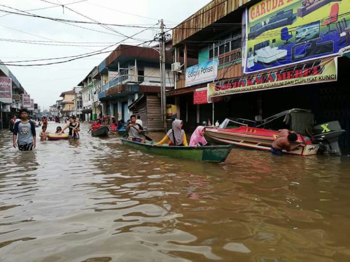 TRANSPOTASI AIR DI DARATAN. Banjir melanda pasar Laja Desa Paal, Nanga Pinoh, Melawi, Minggu (3/6). Warga terpaksa menggunakan sampan untuk beraktivitas. Feri for Rakyat Kalbar