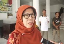 Objek Wisata Pantai Pulau Datok Berhias Sampah Sekda Kayong Utara, Dra Hj Hilaria Yusnani