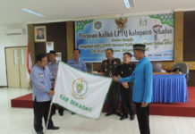 Kafilah Sekadau Optimis Raih Prestasi DILEPAS. Bupati Sekadau, Rupinus SH MSi menyerahkan bendera kontingen kepada Ketua Kafilah Sekadau saat acara Pelepasan Kafilah Kabupaten Sekadau di Kantor Bupati Sekadau, Jumat (29/6), sebelum menuju Kabupaten Mempawah. Abdu Syukri