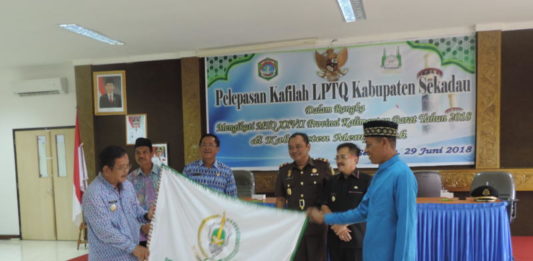 Kafilah Sekadau Optimis Raih Prestasi DILEPAS. Bupati Sekadau, Rupinus SH MSi menyerahkan bendera kontingen kepada Ketua Kafilah Sekadau saat acara Pelepasan Kafilah Kabupaten Sekadau di Kantor Bupati Sekadau, Jumat (29/6), sebelum menuju Kabupaten Mempawah. Abdu Syukri