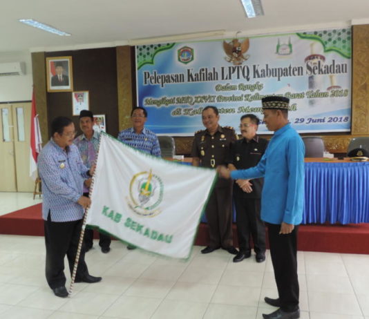Kafilah Sekadau Optimis Raih Prestasi DILEPAS. Bupati Sekadau, Rupinus SH MSi menyerahkan bendera kontingen kepada Ketua Kafilah Sekadau saat acara Pelepasan Kafilah Kabupaten Sekadau di Kantor Bupati Sekadau, Jumat (29/6), sebelum menuju Kabupaten Mempawah. Abdu Syukri