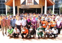 Dapat Tali Asih untuk Sambut Lebaran TALI ASIH. Para petugas kebersihan dan Pertamanan berfoto bersama Mahmudah usai menerima tali asih dari Pemkot Pontianak. Humas Pemkot for RK