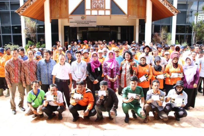 TALI ASIH. Para petugas kebersihan dan Pertamanan berfoto bersama Mahmudah usai menerima tali asih dari Pemkot Pontianak. Humas Pemkot for RK