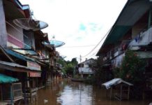 Rendam Ratusan Rumah, Transportasi Lumpuh TERENDAM. Akses jalan di pasar Desa Menukung Kabupaten Melawi terendam banjir, Jumat (1/6). Warga for RK