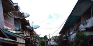 Rendam Ratusan Rumah, Transportasi Lumpuh TERENDAM. Akses jalan di pasar Desa Menukung Kabupaten Melawi terendam banjir, Jumat (1/6). Warga for RK