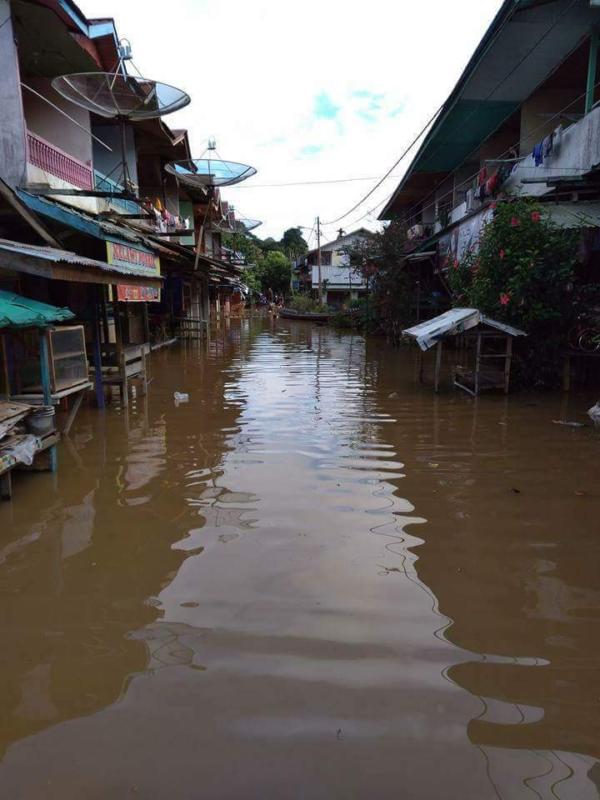 TERENDAM. Akses jalan di pasar Desa Menukung Kabupaten Melawi terendam banjir, Jumat (1/6). Warga for RK