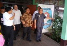 Pilih Pemimpin, Masyarakat Jangan Mau Dibayar TINJAU. OSO didampingi Rusman Ali meninjau kesiapan KPU Kubu Raya dalam menyelenggarakan pemungutan suara Pilkada serentak, Selasa (26/6). Syamsul Afirin-RK