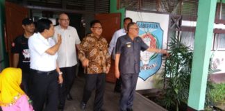 Pilih Pemimpin, Masyarakat Jangan Mau Dibayar TINJAU. OSO didampingi Rusman Ali meninjau kesiapan KPU Kubu Raya dalam menyelenggarakan pemungutan suara Pilkada serentak, Selasa (26/6). Syamsul Afirin-RK