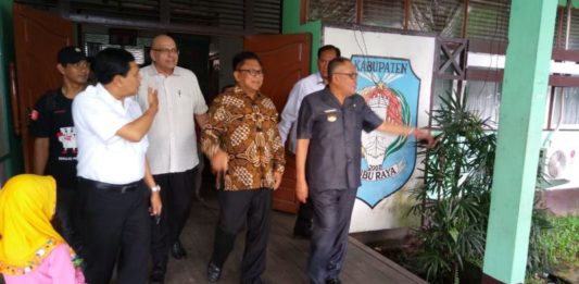 Pilih Pemimpin, Masyarakat Jangan Mau Dibayar TINJAU. OSO didampingi Rusman Ali meninjau kesiapan KPU Kubu Raya dalam menyelenggarakan pemungutan suara Pilkada serentak, Selasa (26/6). Syamsul Afirin-RK