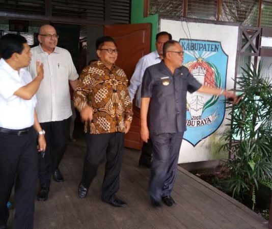 Pilih Pemimpin, Masyarakat Jangan Mau Dibayar TINJAU. OSO didampingi Rusman Ali meninjau kesiapan KPU Kubu Raya dalam menyelenggarakan pemungutan suara Pilkada serentak, Selasa (26/6). Syamsul Afirin-RK