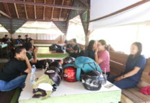 Pulang ke Kampung Halaman untuk Nyoblos USAI NYOBLOS. Sejumlah warga Desa Antan, Ngabang singgah istirahat di warung kawasan penghijauan Desa Mandor yang akan kembali ke Kota Pontianak, Rabu (27/6). Antonius-RK