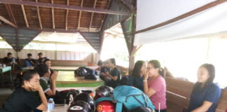 Pulang ke Kampung Halaman untuk Nyoblos USAI NYOBLOS. Sejumlah warga Desa Antan, Ngabang singgah istirahat di warung kawasan penghijauan Desa Mandor yang akan kembali ke Kota Pontianak, Rabu (27/6). Antonius-RK