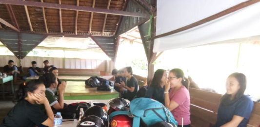 Pulang ke Kampung Halaman untuk Nyoblos USAI NYOBLOS. Sejumlah warga Desa Antan, Ngabang singgah istirahat di warung kawasan penghijauan Desa Mandor yang akan kembali ke Kota Pontianak, Rabu (27/6). Antonius-RK