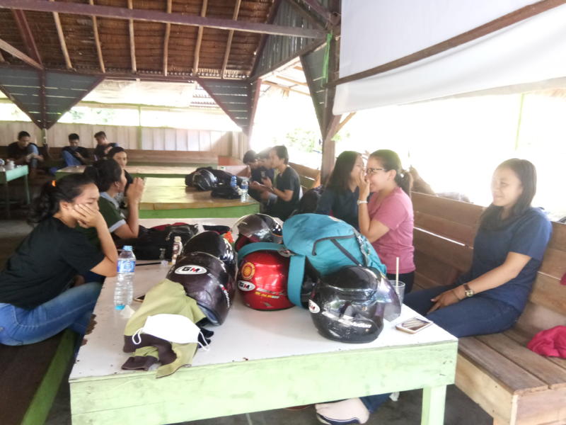 USAI NYOBLOS. Sejumlah warga Desa Antan, Ngabang singgah istirahat di warung kawasan penghijauan Desa Mandor yang akan kembali ke Kota Pontianak, Rabu (27/6). Antonius-RK