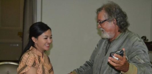 Wartawan Asing Ini Terkesan Keramahan Karolin James dan Karolin saat berjumpa pertamakalinya di Kota Pontianak, Kalimantan