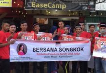 Koordinator Songkok Kubu Raya: Karolin Representasi Generasi Muda Puluhan pemuda dari berbagai wilayah di Kabupaten Kubu Raya, mendeklarasikan dukungan untuk pasangan calon Gubernur dan Wakil Gubernur Kalbar nomor urut dua, Karolin Margret Natasa dan Suryadman Gidot, Kamis (31/5) sore, di Warkop Basecamp, Jalan Trans Kalimantan.