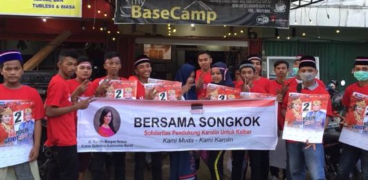 Koordinator Songkok Kubu Raya: Karolin Representasi Generasi Muda Puluhan pemuda dari berbagai wilayah di Kabupaten Kubu Raya, mendeklarasikan dukungan untuk pasangan calon Gubernur dan Wakil Gubernur Kalbar nomor urut dua, Karolin Margret Natasa dan Suryadman Gidot, Kamis (31/5) sore, di Warkop Basecamp, Jalan Trans Kalimantan.