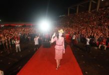 Karolin Berpose di Arena Pekan Gawai Dayak, Ini Komentar Warganet