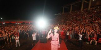 Karolin Berpose di Arena Pekan Gawai Dayak, Ini Komentar Warganet