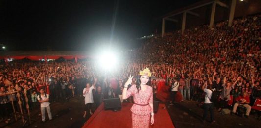 Karolin Berpose di Arena Pekan Gawai Dayak, Ini Komentar Warganet