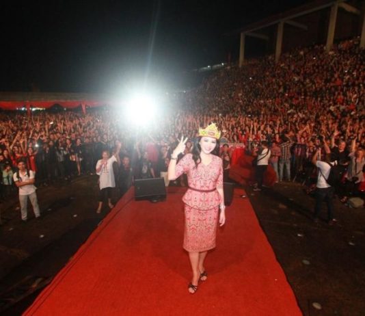 Karolin Berpose di Arena Pekan Gawai Dayak, Ini Komentar Warganet