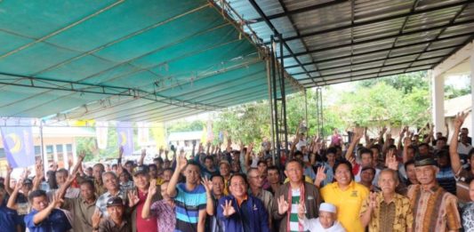 Telusuri Ratusan KIlometer Jalan Rusak, Sutarmidji Penuhi Silaturahim dengan Masyarakat Merangkai Calon Gubernur Kalbar nomor urut tiga Sutarmidji (Kang Enchus for Equator)