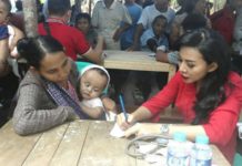 Karolin, Dokter Muda yang Tak Hanya Mengobati Tapi Juga Mengedukasi Karolin ketika melayani pasien dalam kunjungan lapangan.