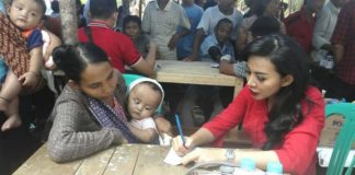 Karolin, Dokter Muda yang Tak Hanya Mengobati Tapi Juga Mengedukasi Karolin ketika melayani pasien dalam kunjungan lapangan.