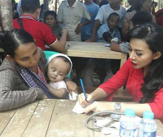 Karolin, Dokter Muda yang Tak Hanya Mengobati Tapi Juga Mengedukasi Karolin ketika melayani pasien dalam kunjungan lapangan.