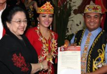 Saatnya Kalimantan Barat Memiliki Gubernur Cantik (1) Karolin bersama Megawati Soekarno Putri saat pengumuman kandidat yang diusung PDIP di Lenteng Agung.